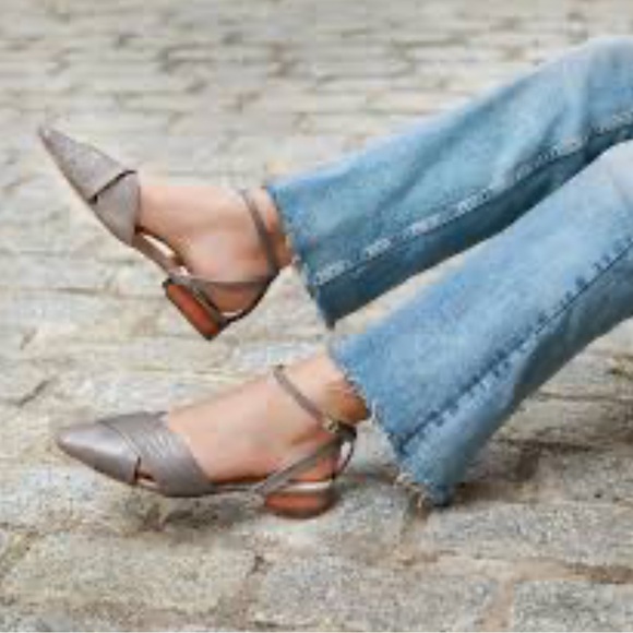 Louise et Cie Shoes - NWOT Louise et Cie grey leather wide strap shoes with open heel & ankle strap